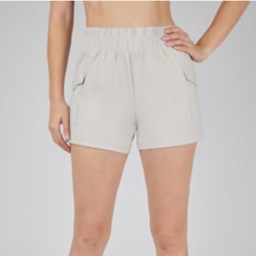 Yogalicious Light Gray Stretch Athletic Shorts with Cargo Pockets Size Medium